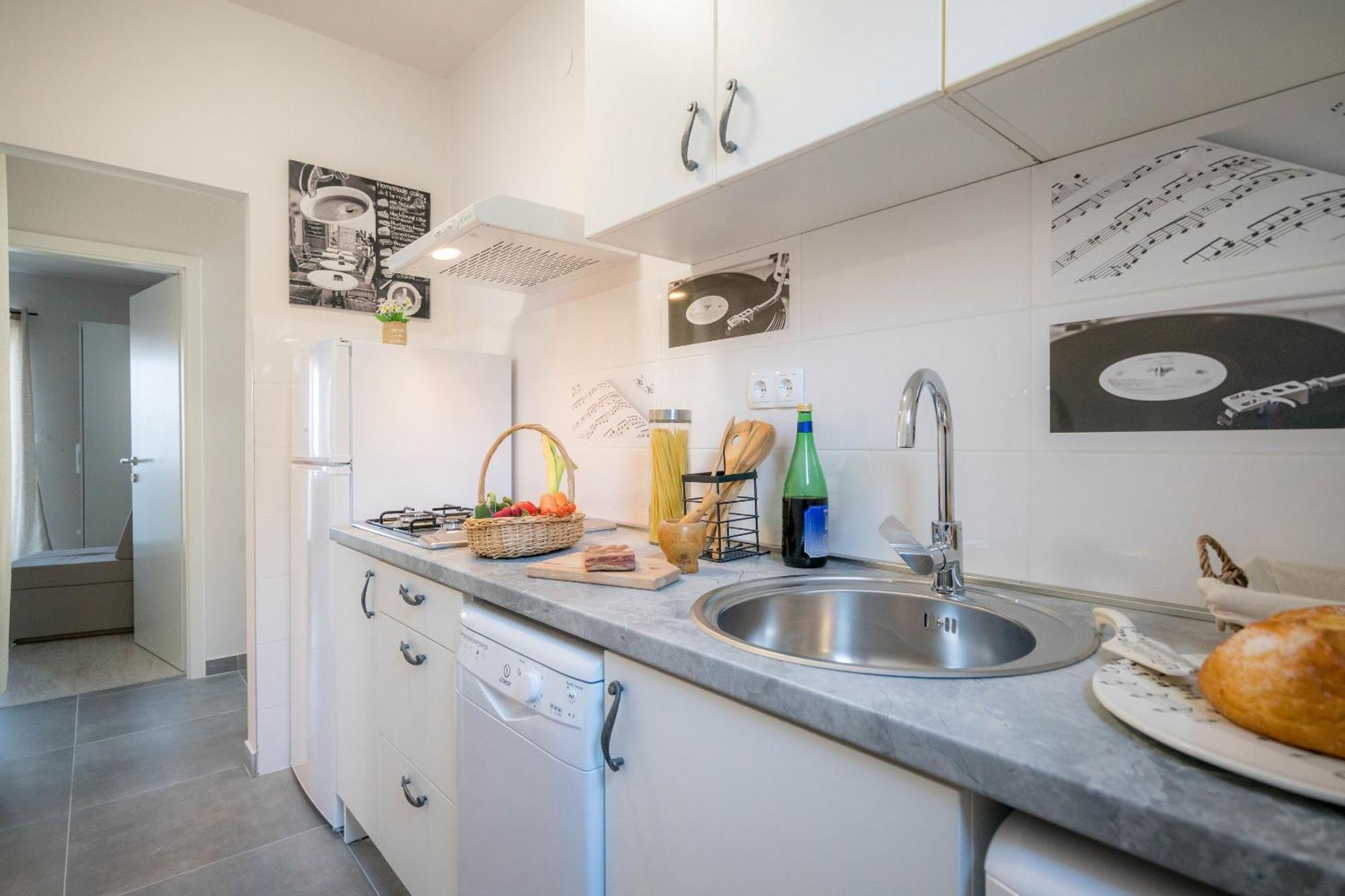 Apartments Sonata Омиш Экстерьер фото